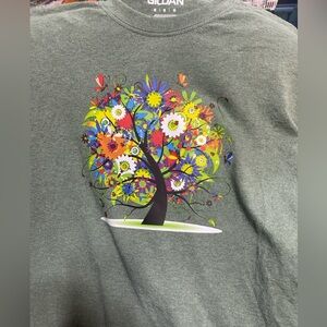 Gildan unisex T-Shirt with colourful tree transfer